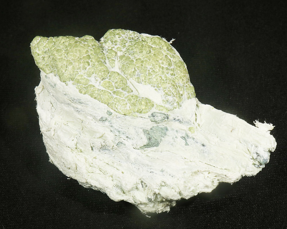 Spændende Demantoidgranat fra de Italienske Alper, måske god til anderledes smykke. 50 gr, 65 mm