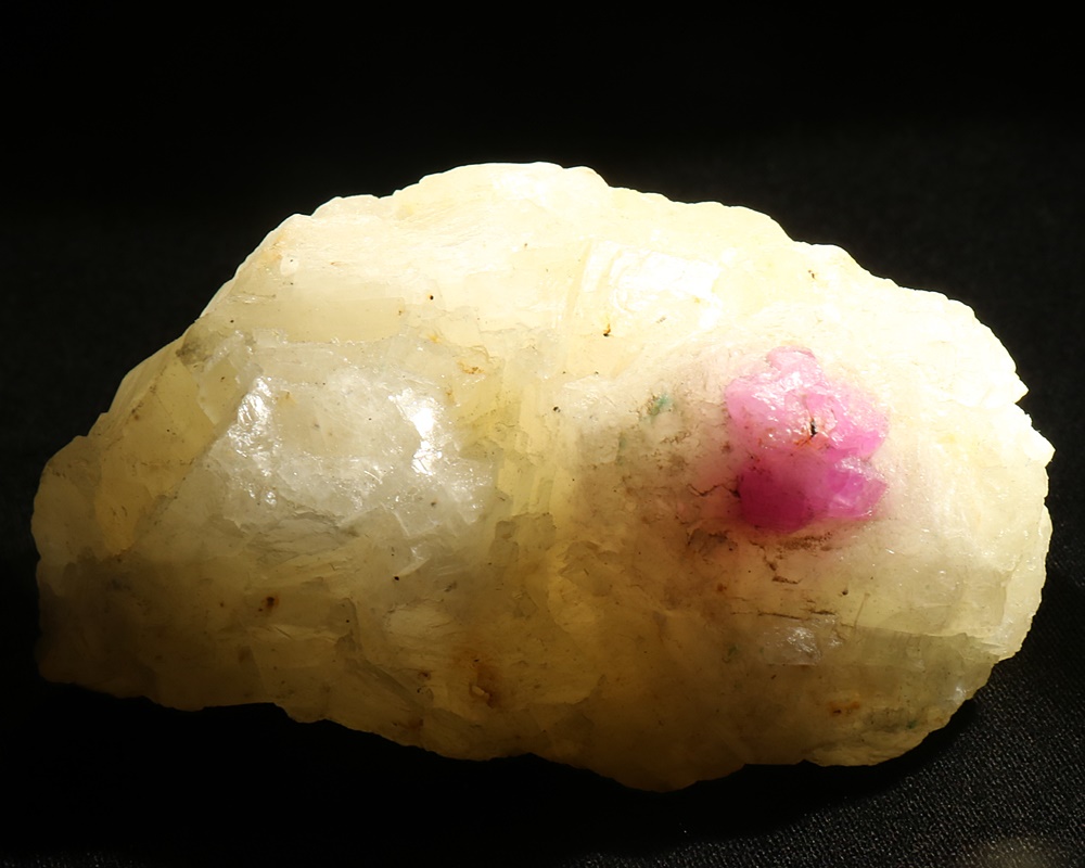 Rubin i marmor, Afghanistan. 110 gr 6,5 cm