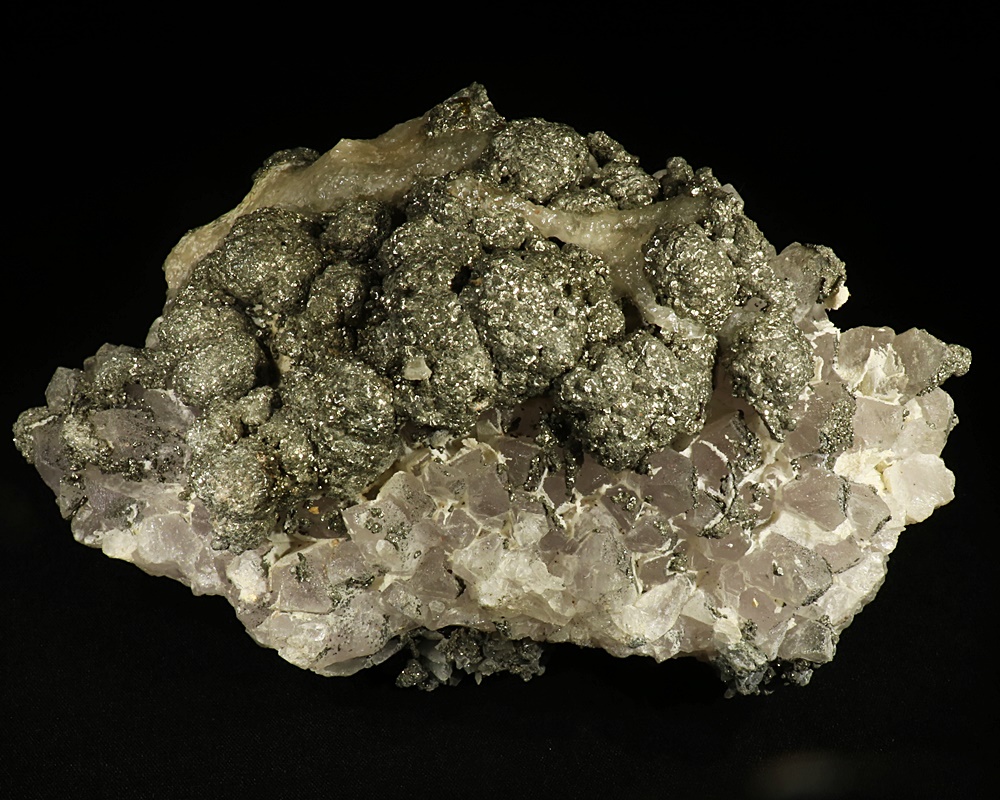 Spændende stykke med pyritknolde på bjergkrystal (+ lidt calcite) Rumænien, 554 gr 12 cm
