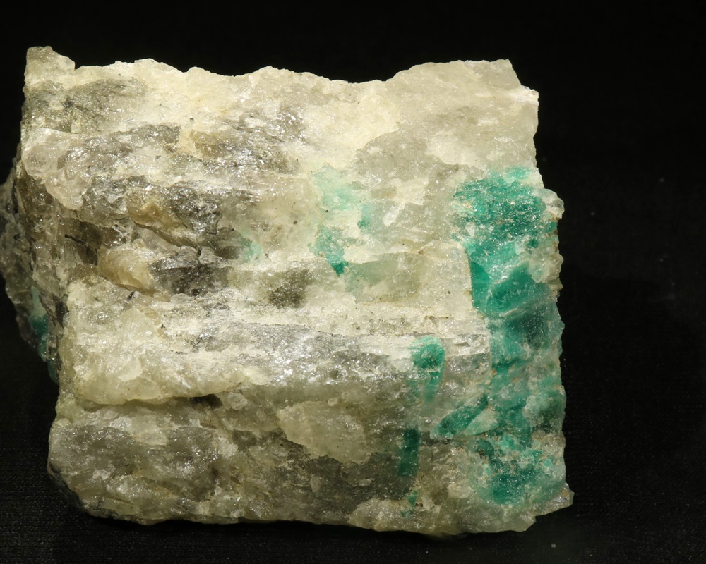 Smaragd, ret flot farve, Brasilien, 128 gr 6,5 cm