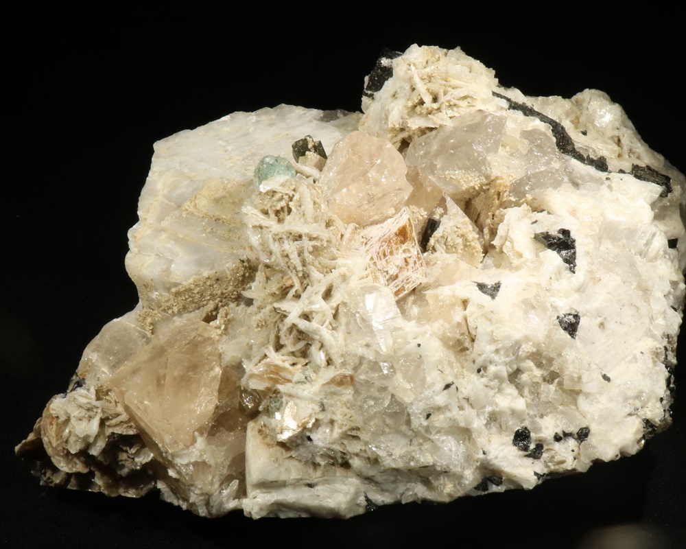 Topaskrystaller, tourmalin, en smule fluorit mm. Pakistan, 11 cm 326 gr