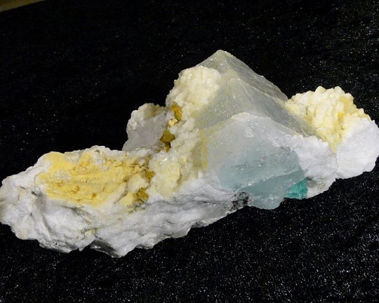 Smukt stykke med 'candle-Aquamarin' og tourmalin, og en grøn krystal. Pakistan 490 gr 15 cm