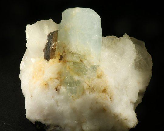 Aquamarinkrystal + musconite i Quarz-moderstykke, 6,5 cm lidt rustik tourmalin på bagsiden, Skardu Pakistan, 672 gr 13 cm