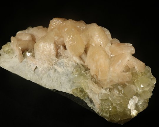 Stort smukt stykke gulgrøn Apophyllite og orange Stilbite, Poona Indien, 1790 gr 24 cm