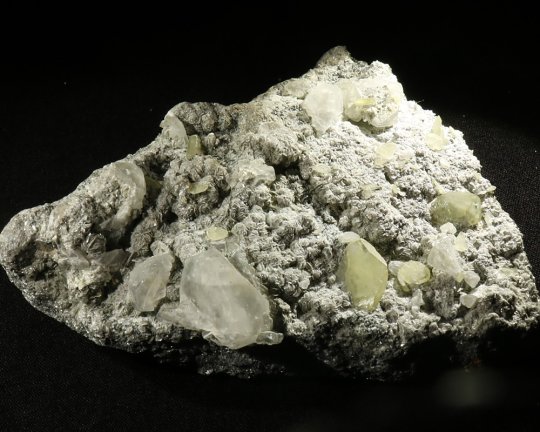 Lysegrønne Titanite (Spheen) krystaller på moderstykke, Pakistan 114 gr 8 cm