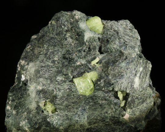 Chrysoberyl i modersten, Madagascar, 2 billeder, sjældent og bekosteligt :-) Hårdhed 8,5, 1,61 kg 15 cm