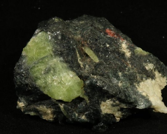 Chrysoberyl i modersten, krystal på begge sider, 2 billeder! Madagascar, sjældent og bekosteligt :-) 48 g 5,5 cm
