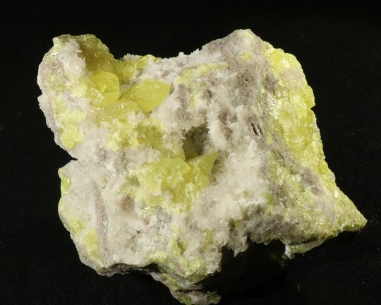 Fine svovlkrystaller, men et andet ubekendt mineral har kraftig lys rød fluorescens. Sicilien, 136 gr 7 cm