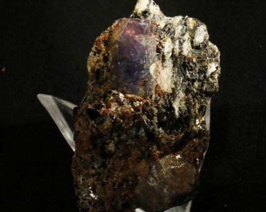 Rubin der går over i Safir, ned lidt granat og biotit. Madagascar, 50 gr 47 cm
