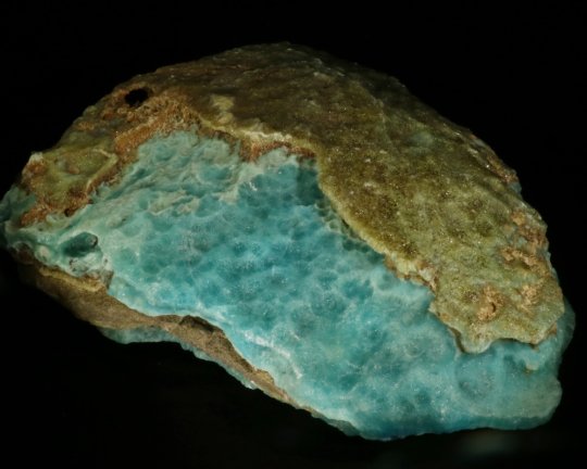 Aragonite, Afghanistan. Showpiece, evt til forretning eller lign. 4 bild. bagsiden ligner et brusende hav der møder klippe-land. Kan stå. 4712 gr 24,5 cm