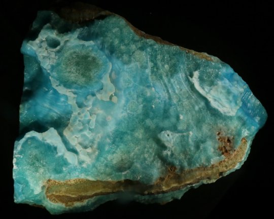 Aragonite, Afghanistan. Showpiece, evt til forretning eller lign. 4 bild. bagsiden ligner et brusende hav der møder klippe-land. Kan stå. 4712 gr 24,5 cm