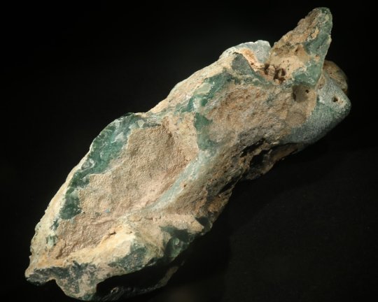 Mtorolite, Chrom-Chrysoprase, slebet en side. Mutorashanga, Zimbabwe, 454 gr 16 cm