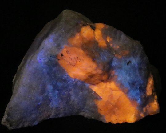 Hackmanite, god kvalitet, Color change i UV/Sol lys. se også UV billede. Afghanistan, 338 gr 9 cm