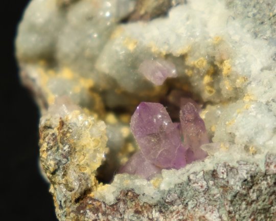 Små amatystkrystaller i lille grotte, Osilo Italien , 132 gr 8 cm