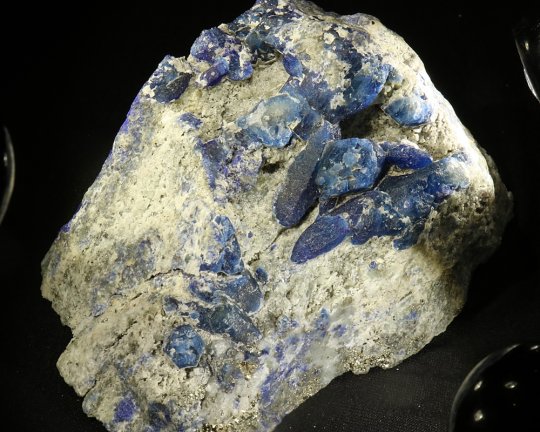 Usædvanligt fine Afghanitkrystaller på stort stykke (UV aktiv), 3 billeder , Afghanistan 656 gr 12 cm