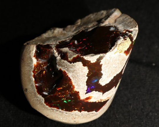 Opal med farvespil, Delvist poleret, Welo, Ethiopien, 36 gr 4,5 cm