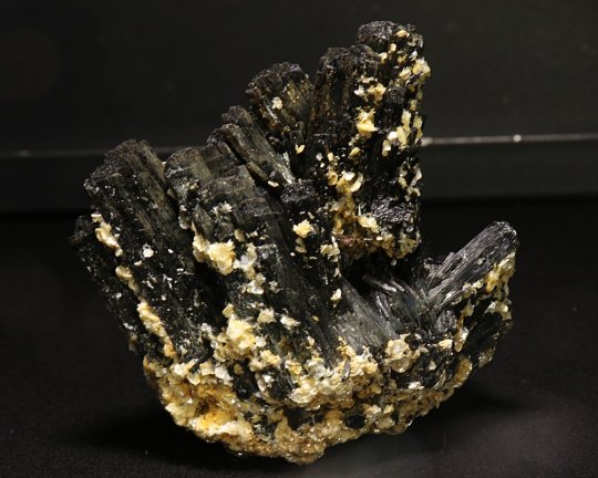 Meget smukke tourmalinkrystaller med vermicullite, finere end billede, Erongo, Namibia. 272 gr 8,5 cm