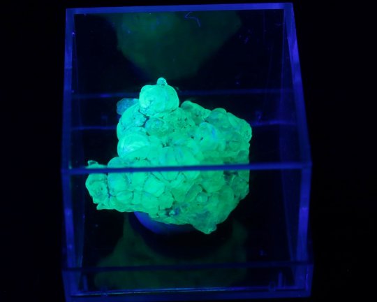 Hyalite opal, neongulgrøn, Erongo Namibia i minibox 26x26 mm