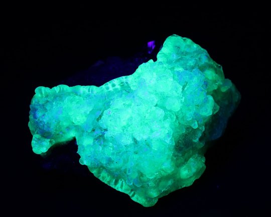 Hyalite opal, et af det vildeste Fluoriserende materialer, neongulgrøn, Erongo Namibia 46 gr 5 cm 