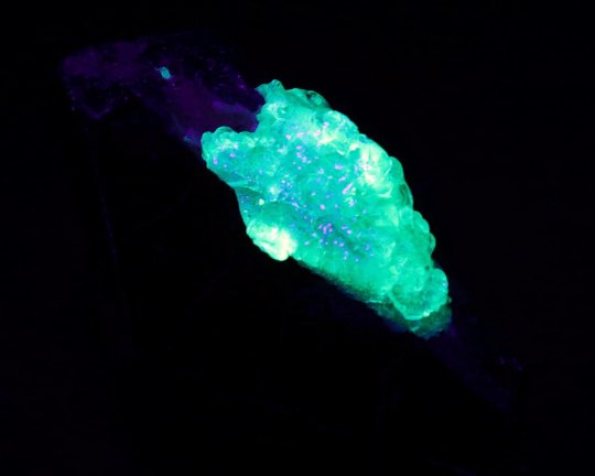 Hyalite opal, neongulgrøn UV, på Tourmalinkrystal, Erongo Namibia 56 gr 5 cm