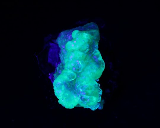 Hyalite opal, neongulgrøn UV, på tourmalinkrystal, Erongo Namibia 18 gr 3 cm 