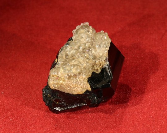 Hyalite opal, neongulgrøn UV, på tourmalinkrystal, Erongo Namibia 18 gr 3 cm 