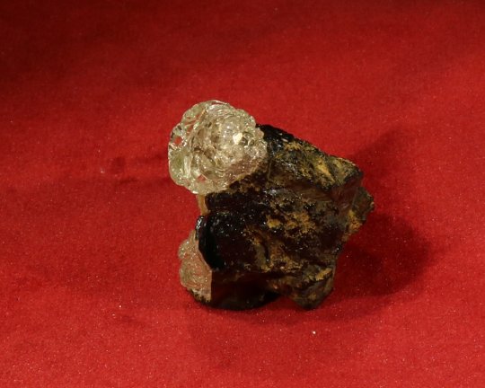 Hyalite opal, neongulgrøn UV, på tourmalin, Erongo Namibia 20 gr, 3,5 cm 