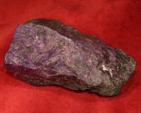 Ægte sjælden Sugilite, fra gl samling. Wessels mine, Sydafrika, 86 gr 7,5 cm