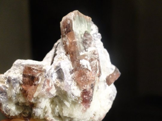 Større Rubellit krystal i blød modersten med andre krystaller. 93 gr 5,5 cm